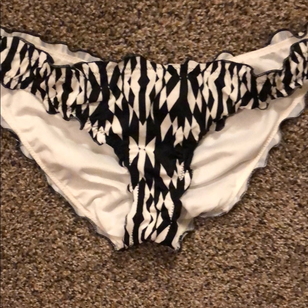 NWOT Victoria’s Secret Ruffle Bikini Bottom